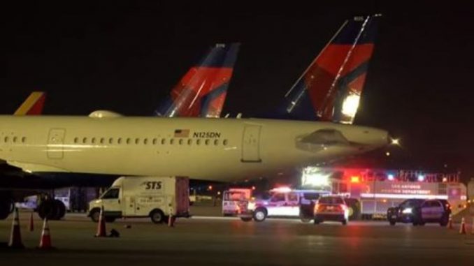 Hombre muere succionado por un avión