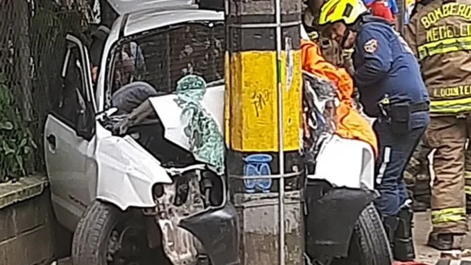 carro chocó contra un poste