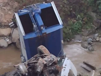 Camion-compactador-de-basura-se-fue-al-rio