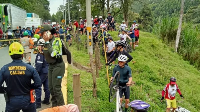 La emergencia fue atendida por el Cuerpo de Bomberos de Caldas. El ciclista falleció en el lugar.