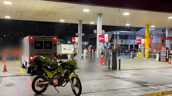 Los hechos sucedieron mientras el hombre, que trabajaba en una estación de servicio de Guayabal, despachaba a un cliente.