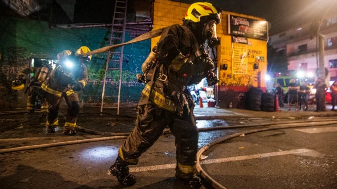 Incendio en bodega de reciclaje en Cristo Rey