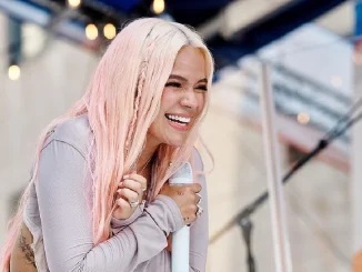 Karol G sorprendió con su pinta en el estreno mundial de la película Barbie.