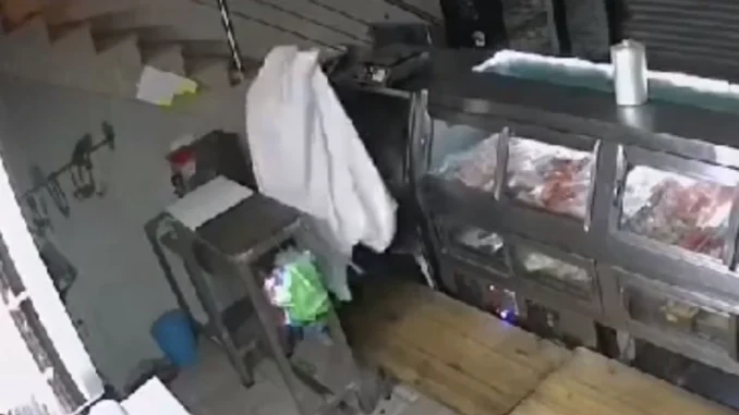 Ladrón se disfraza de fantasma
