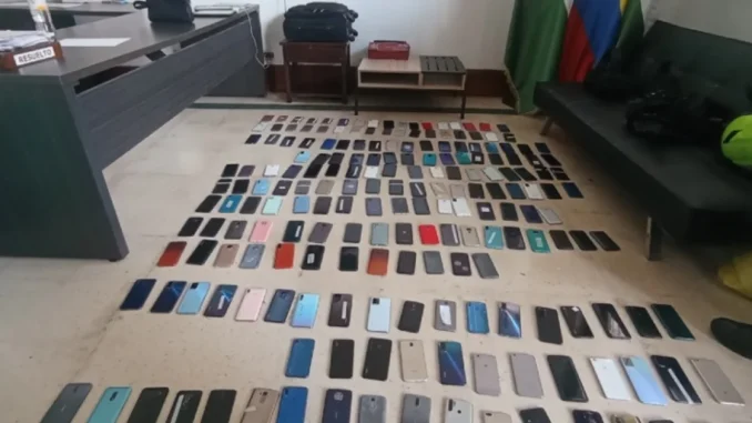 En parqueadero del Centro encontraron más de 200 celulares
