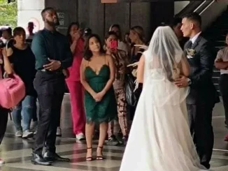 Una pareja sorprendió a los usuarios del metro de Medellín, al tomar las fotos de su matrimonio en la estación San Antonio
