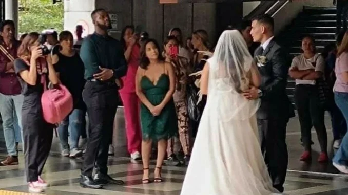 Una pareja sorprendió a los usuarios del metro de Medellín, al tomar las fotos de su matrimonio en la estación San Antonio