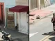 La mujer fue captada huyendo para evitar ser confrontada por la infidelidad, pero se le olvidó un pequeño detalle.