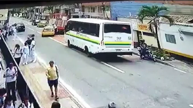 El accidente se presentó cuando los estudiantes del colegio Jorge Eliécer Gaitán en Bello salían de la jornada escolar.