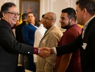 Gobierno de Petro se reunió con taxistas
