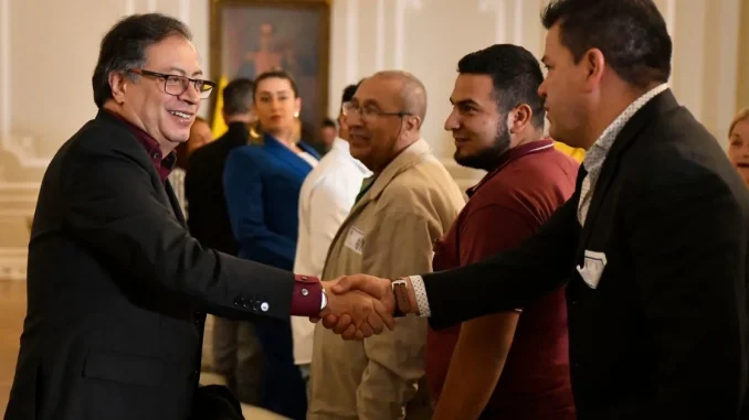 Gobierno de Petro se reunió con taxistas