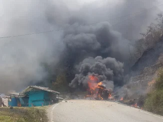 El accidente ocurrió cuando el camión, al parecer, perdió el control mientras transitaba en el sector El Alto de Guatapé.