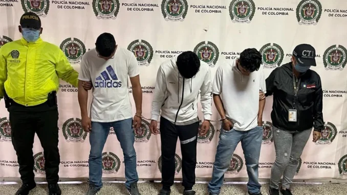 Los hombres, junto a otros tres sujetos, fueron acusados de haber asfixiado y asesinado a otro recluso en la estación de Policía en Medellín.