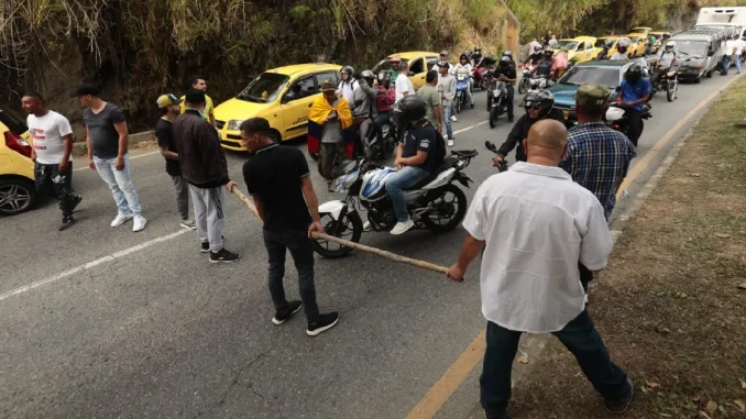 La primera jornada del paro de taxistas en Medellín terminó con varios carros vandalizados y dos capturados.