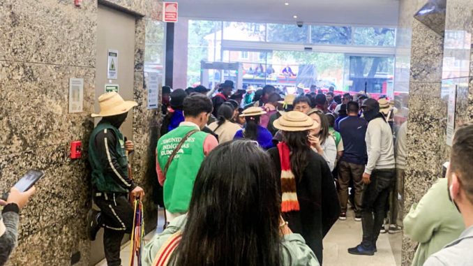 Indigenas-rompieron-vidrios-y-se-metieron-a-la-fuerza-al-edificio-de-Semana-