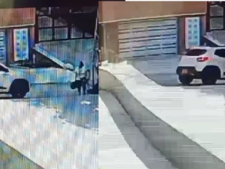 En el video se puede apreciar como el conductor del carro sigue su camino sin auxiliar a la mujer.