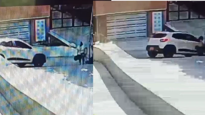 En el video se puede apreciar como el conductor del carro sigue su camino sin auxiliar a la mujer.